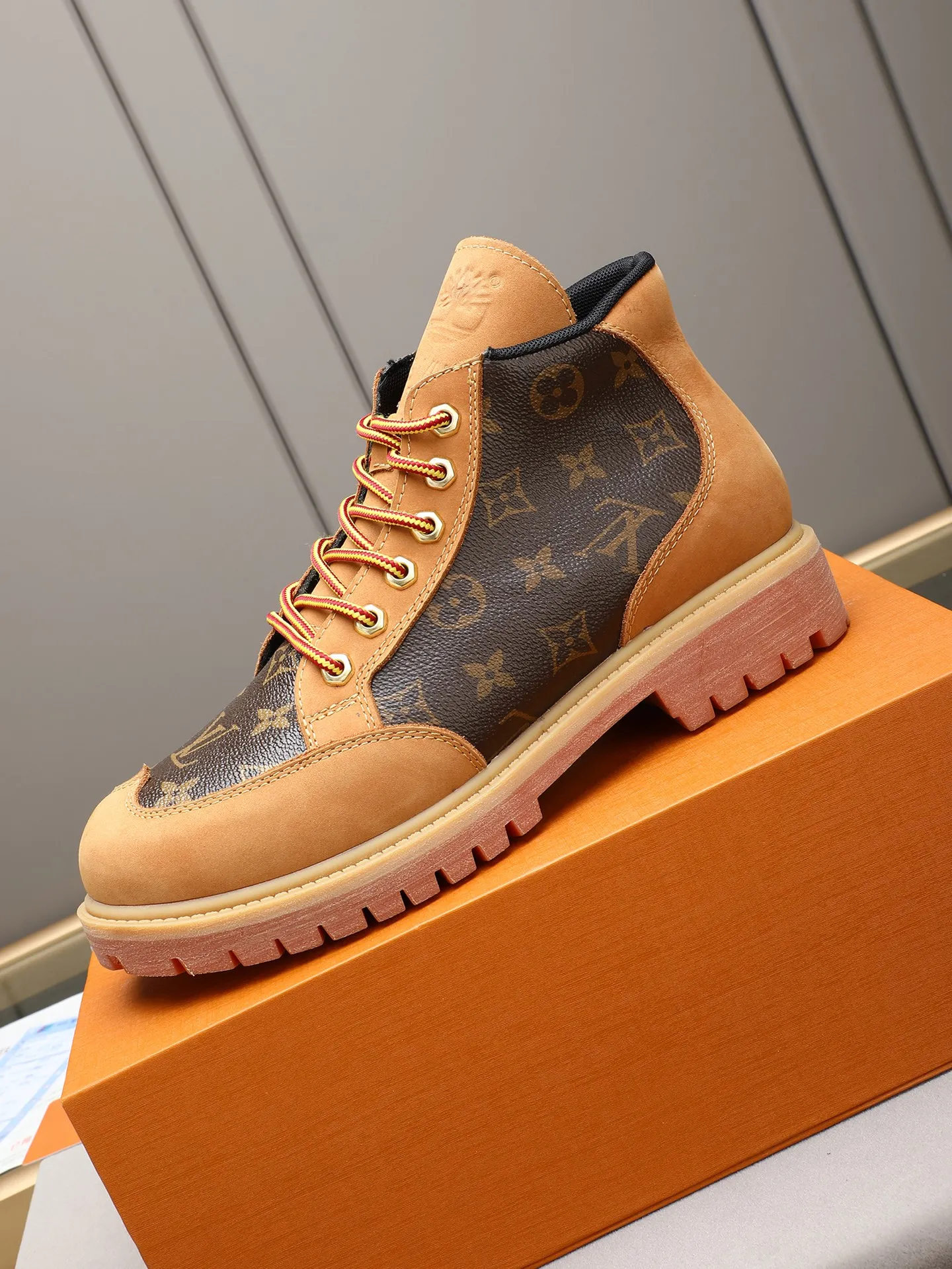PP460 LOUIS VUITTON ss25 LV donkey brand new thick-soled lace-up big-toe shoes men's casual shoes high-top short boots. These boots are crafted from top-grain calf leather for a lightweight and comfortable fit. The thick EVA outsole is embellished with eye-catching ridges, and the trendy attitude of being both strong and soft makes it an everyday choice. ✔Upper: imported first-layer cowhide ✔Inner lining: sheep lining ✔Outsole: original molded outsole Size: 38-44 (45 customized)